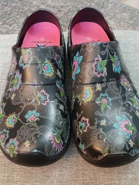 Women's Anywear Slip Resistant Clogs.